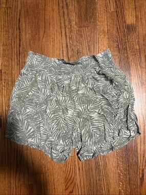 Women’s Olive Green Leaf Print Relaxed Shorts
